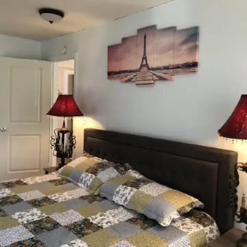 Cozy French Pied a terre - King bed, washer/dryer