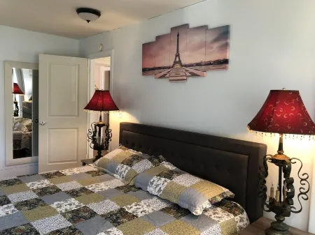 Cozy French Pied a terre - King bed, washer/dryer