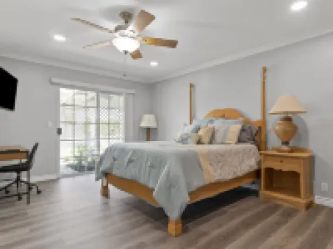 Charming 5 bedroom with a putting green Hotels in Glendora