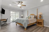 Charming 5 bedroom with a putting green