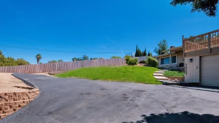 Cheerful Escape: Mountain Views, Fully Fenced, Game Room, Firepit, BBQ, & Office