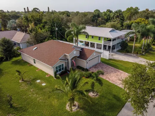 Located 6 miles from 4 major beaches & walking distance to Shamrock Nature Park