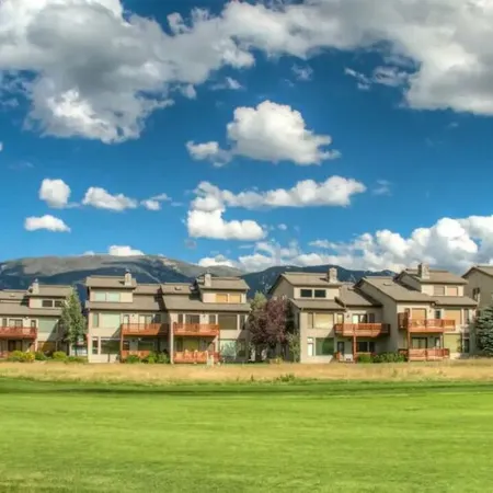Amazing Mountain Views, Walk to Ski Shuttle! in the Heart of Big Sky Golf