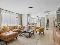 Spacious 6-bedroom house in beautiful Downtown Brevard ブルバードのホテル