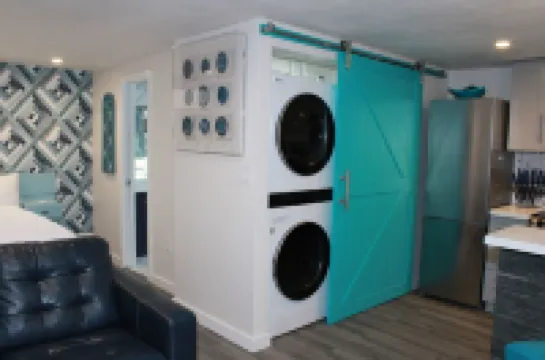 Enjoy this  stylish studio space. Walking distance from Hardrock Stadium 마이애미가든 호텔