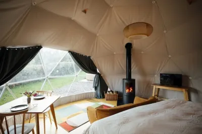Traveller's Joy, Luxury Dome with private hot tub, 15 mins to beach 폴리 팜 어드밴츄어 파크 앤드 동물원 주변 호텔