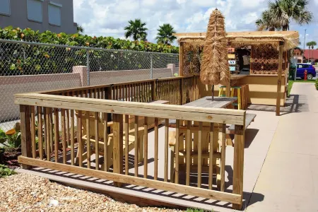 Unit 206 Charming 2-bedroom condo with WiFi, AC in peaceful Indian Harbour Beach