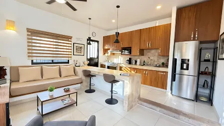 1 Bedroom Guest House - Walk to Everything - Roof Patio - Gym - Pickleball Court Отели рядом с достопримечательностью «Чапала»