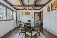 Heart of Elmwood Village cozy apartment