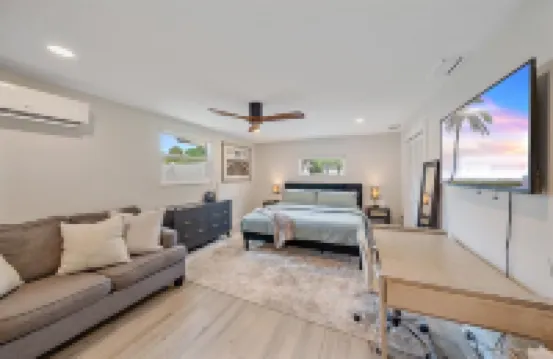 Putt 'n Plunge Paradise: 3/2 House 10 Mins to Downtown & 15 Mins to Lido Beach