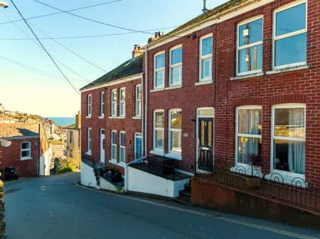 Lighthouse Watch Отели рядом с достопримечательностью «Heligan Caravan and Camping Park»