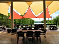 Tiny Home at Kentucky Lake's Lynnhurst Family Resort Hoteles en Condado de Calloway
