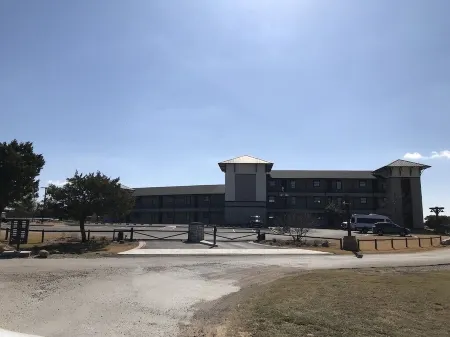 Harborview FIRST FLOOR Condo w/ resort amenities easy poolside access w/ views!