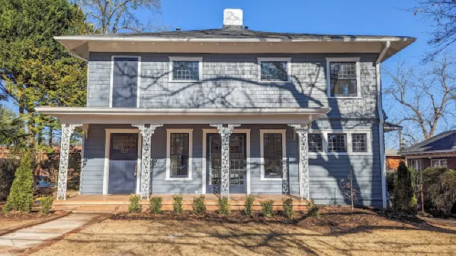 1 bedroom apt, Steps from Swamp Rabbit Trail, 15 minute walk to Main st.