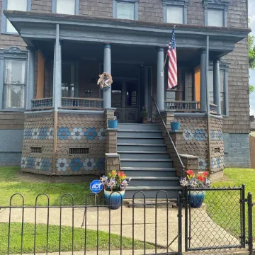 Charming Wheeling Island home. Large cozy and spacious! Your home away from home