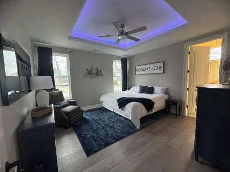 SUNSET RETREAT-Brand New Luxury 4BR, 4.5BA waterfront, best sunsets on the lake!