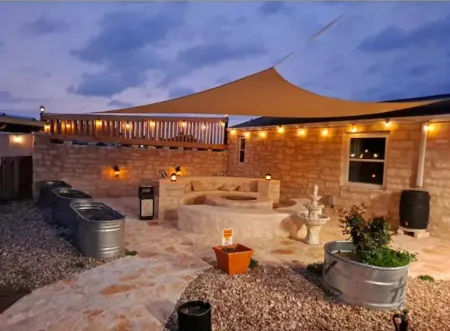 5-bedroom house in delightful Bastrop with fitness room, WiFi, AC