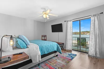Lakefront on Hamilton! King Size Beds, Pool, Boat Slip & Gorgeous Sunsets!
