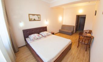Red Hotel