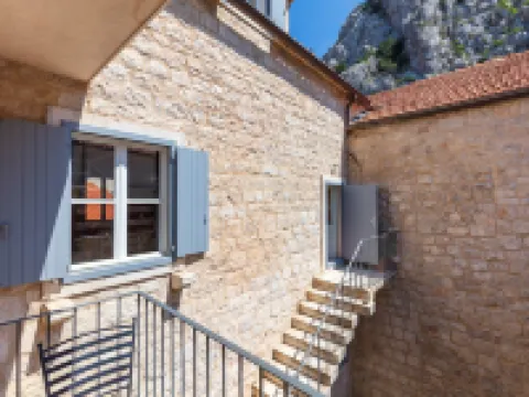 Villa Mama - Traditional Apartments in Omis, Free Parking Hotels in Omiš