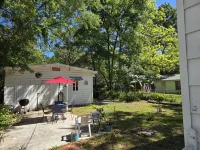 Colorful Family Friendly, Pet Friendly Bungalow, Sleeps 6 - Jacksonville, FL