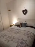 2 Bed Cottage Sleeps 4 -Private Garden -Pets Okay - parking