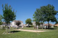 Maison de Jean Hotels in Saint-Savin