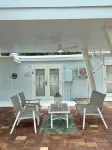 Sea Shell Cottage, Sleeps 2 - Escape the Cold; Our Pool IS Heated!