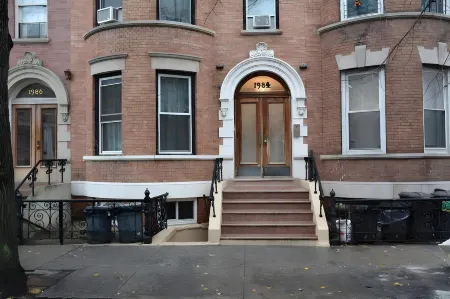 Morris Guest House Отели рядом с достопримечательностью «Манхэттенский колледж»