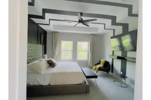 Gray Lux Hse 3BR|3.5Bath~Downtown|MedCenter|HotTub