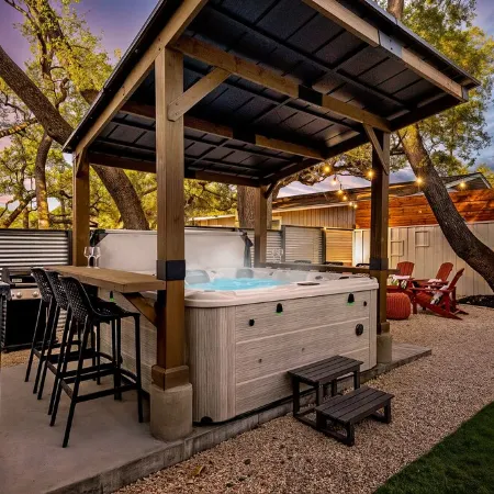 Heated Pool, MiniGolf, Karaoke, Game Room, Spa, 2mi to DT - SoCo Cowgirl