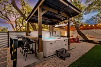 Heated Pool, MiniGolf, Karaoke, Game Room, Spa, 2mi to DT - SoCo Cowgirl - Villa