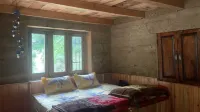 Zevibes Cafe & Homestay Hotels in Tosh