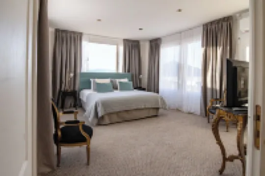 埃爾卡拉法特湖酒店