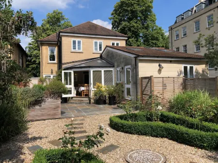 Chestnuts House Boutique B&B Отели рядом с достопримечательностью «Университет Бат»