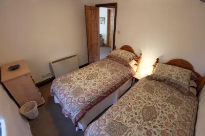 Inviting 2-Bed Cottage in Newcastle Emlyn Hotels in Manordeifi