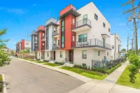 Modern Townhouse w Balcony