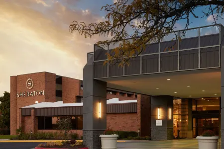 Sheraton Grand Rapids Airport Hotel Отели в г. Каскейд Тауншип