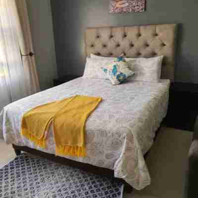 Posh 3 Bedroomed Guesthouse in Hillside with Pool - 2039 Rooms