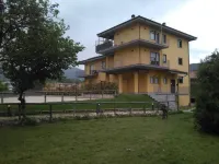 Il Boscaiolo è un accogliente B&B vicino L'Aquila, situato a Sassa Scalo a pochi minuti dal centro. - con vista montagne