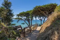 Seacliff Mid Century Cottage 3 Min to Beach: Ocean Views, Deck and Hot Tub