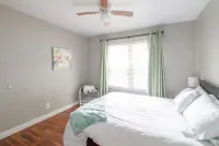 Sage Cottage: Cozy & Serene/ Sleeps 6 / Huge Yard! - Homestays