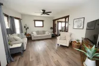 Cozy 3 Bedroom Home Hotels in Elyria