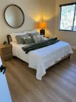 Relaxing Ritz Pointe Retreat Hotels near Lantern Bay Park