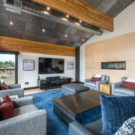 Deer Valley Penthouse, Mountain Views, Balcony with Grill, Walk to Hiking and Biking Trails