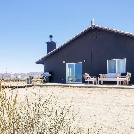 2 Acres w Views, Hot Tub, Pet Friendly, Full Kitchen, Game Room, EV Charger!