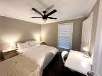 Modern Fresh Remodel 4BR 3Bath 2 En-Suites Super Convenient Sleeps 12 Pets OK! Hotels near Montreal Park