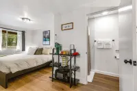 Mountain-view hiker's studio on ground-floor with fast WiFi - dog-friendly