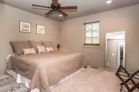 Stylish Comfort and Prime Location Near Attractions - Charming Escape