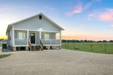 Blue Eyes | 2/2, Pool, Pet Friendly w/ fee, Full Kitchen, Washer/Dryer Отели рядом с достопримечательностью «Национальный исторический парк имени Линдона Б. Джонсона»